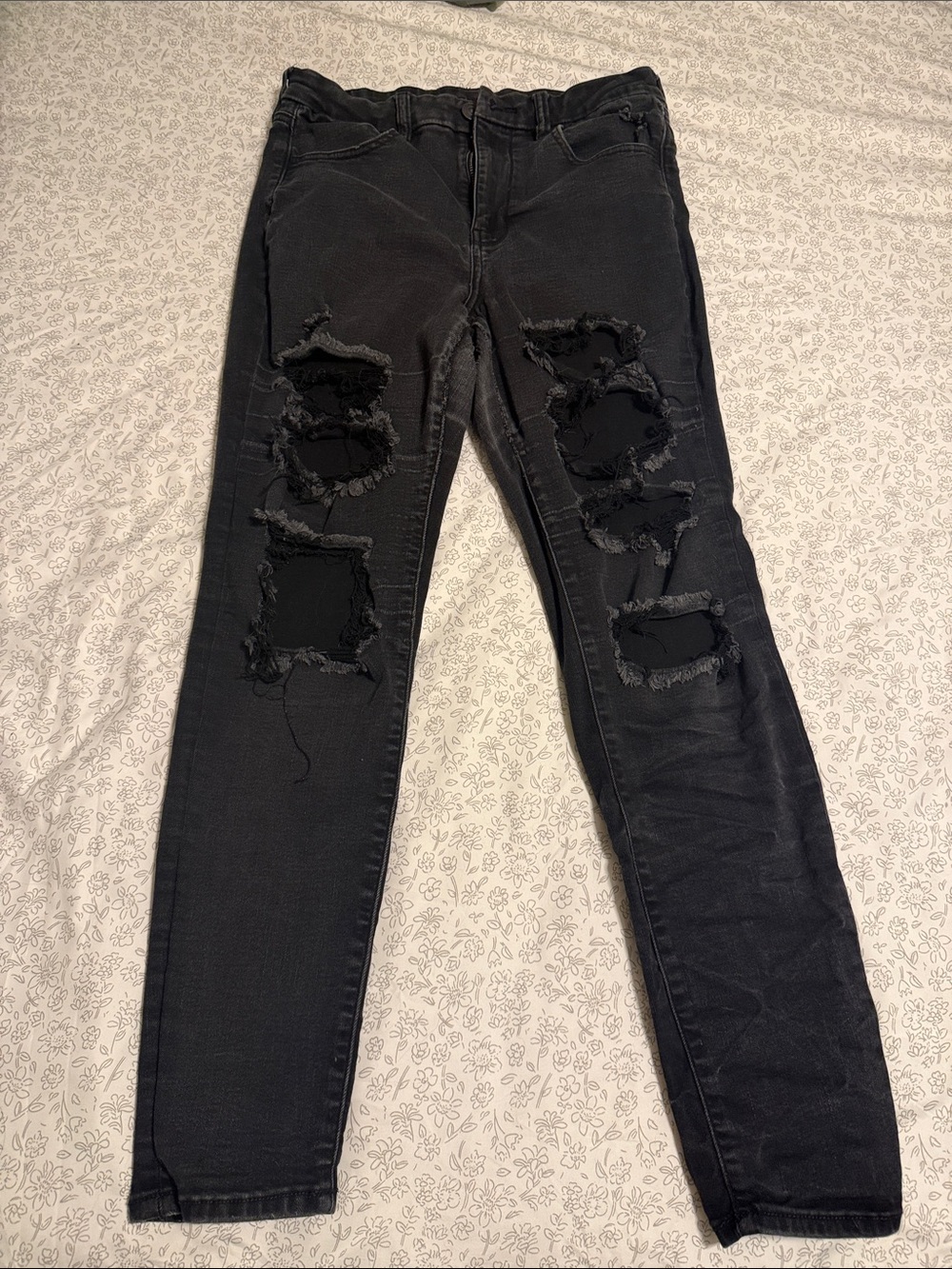 American Eagle Women’s Black Distressed Skinny Jeans